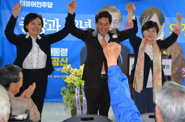 박영선 의원(왼쪽), 서영교 의원(맨 오른쪽)이 축사를 한 후 손을 들어 답례하고 있다