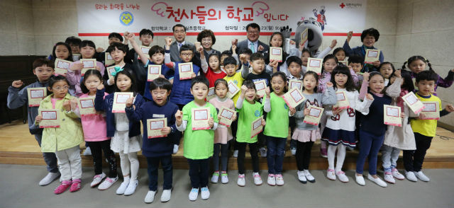 천사같은 서울잠실초등학교 아이들이 기념 사진 촬영을 하고 있다