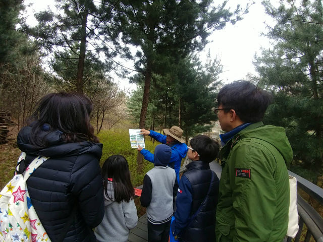 주민들이 관악산 숲속여행 프로그램으로 숲 해설가와 함께 걷는 ‘둘레둘레 숲길여행'을 하고 있다