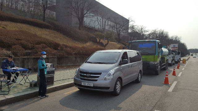 행정차량 배출가스 점검 활동 모습