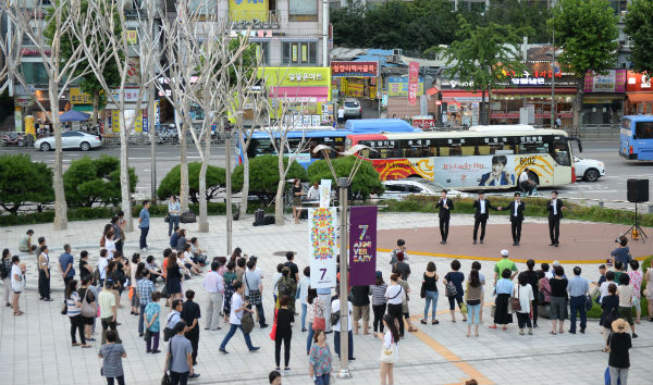 청량리역 광장에서 ‘찾아가는 문화마당’ 공연이 진행되고 있다