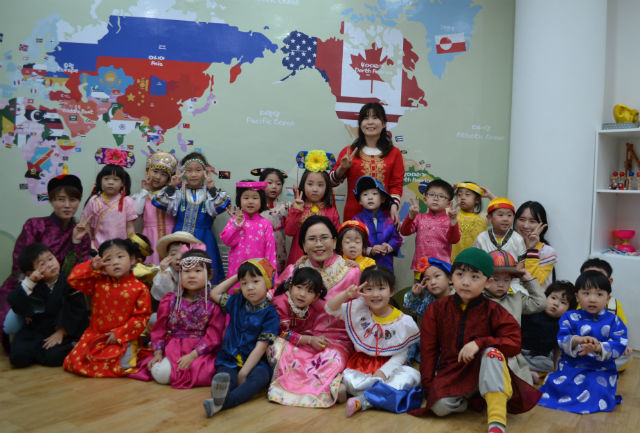 은평구가 운영하고 있는 세계문화 체험카페에 참여한 미성어린이집 원아들이 대만의 전통의상을 입고 포즈를 취했다    김수연 기자 사진
