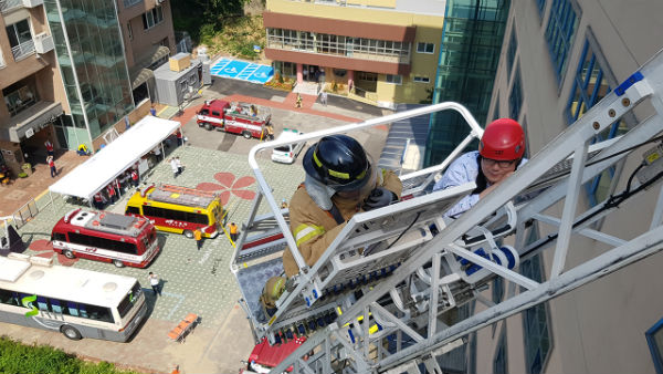 서울재활병원은 환자와 함께 민관 합동 화재 대피 훈련을 실시했다