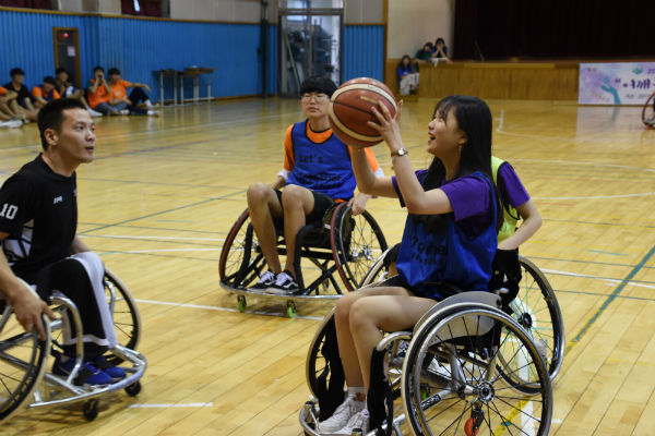 2018 장애인식개선사업 ‘어깨동무체험교실’ 휠체어 체험 활동 모습