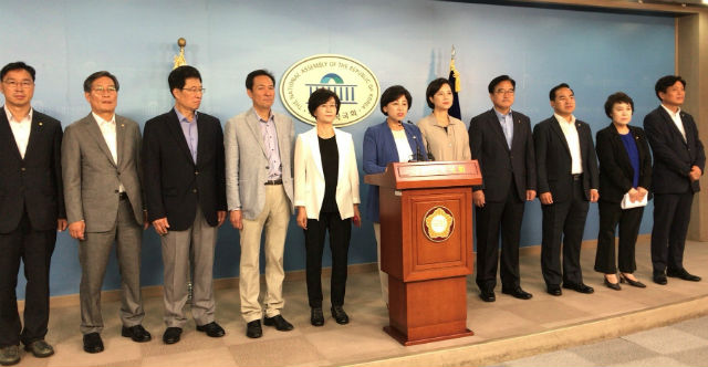 남인순 의원(가운데)이 최고의원 출마를 공식 선언하고 있다
