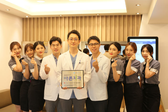 씀씀이가 바른병원 캠페인에 참여한 이상민 서울민플러스치과 원장(가운데)와 직원들