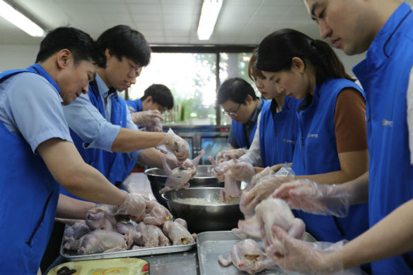 고려아연 직원들이 삼계탕용 닭을 손질하고 있다