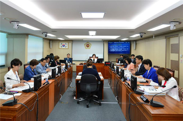 서울시의회 보건복지위원회 위원들이 업무 보고를 받고 있다