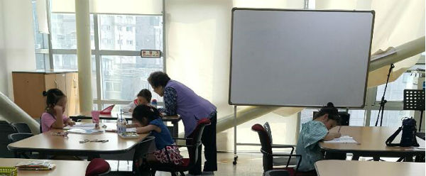 강북구는 경력과 전문성을 갖춘 퇴직 교사가 참여하는 ‘퇴직교사 방과 후 교실 지원’사업을 진행하고 있다