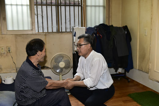 오진환 부의장이 거주 취약계층을 방문해 건강을 살피며 안부를 묻고 있다