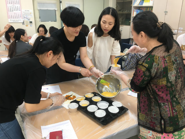 강남구다문화가족지원센터는 경력단절 결혼이민자들이 기술습득을 통해 취업역량을 강화하도록 지원하고 있다