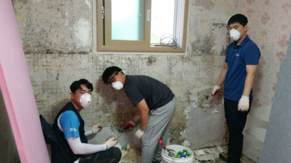 정릉4동주민센터가 지역주민,사회단체와 힘을 합쳐 집수리 봉사 활동을 하고 있다 
