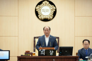 윤준영 의장이 ‘2018년도 제1차 정례회’폐회를 선언하고 있다