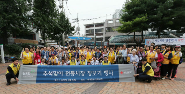한국예탁결제원 임직원들이 관계자들과 기념 촬영을 하고 있다