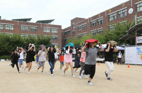서울탑산초등학교 학생들이 지진대피훈련을 진행하고 있다