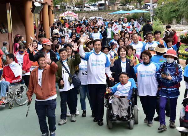 문석진 서대문구청장(사진 가운데)이 휠체어 이용 장애인, 자원봉사자, 지역주민들과 함께 홍제천 변을 걷고 있다