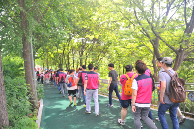 강남구 양재천에서 발달장애인과 비장애인이 '양재천 한마음 건강걷기' 대회를 개최한다