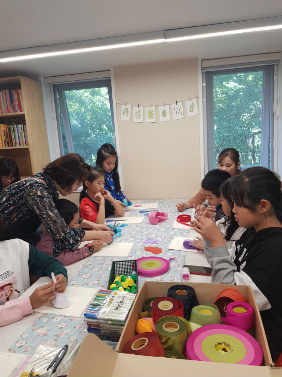 ‘엄마와 함께하는 손바느질 공방’ 프로그램에 참여한 다문화가정 엄마와 아이들이 ‘천그램책’을 만들고 있다