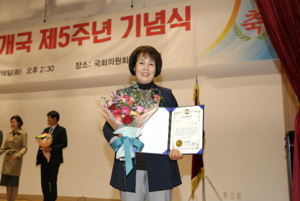 서대문구의회 박경희 운영위원장이 수상하고 기념 촬영을 하고 있다