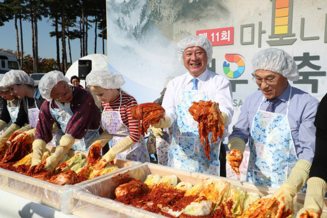 유동균 마포구청장(오른쪽 2번째)이 '외국인과 함께하는 김치담그기'프로그램에 참여했다