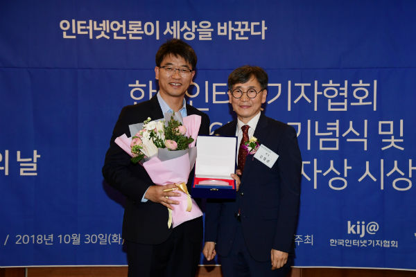 김용석 대표위원(왼쪽)이 수상을 하고 기념 촬영하고 있다