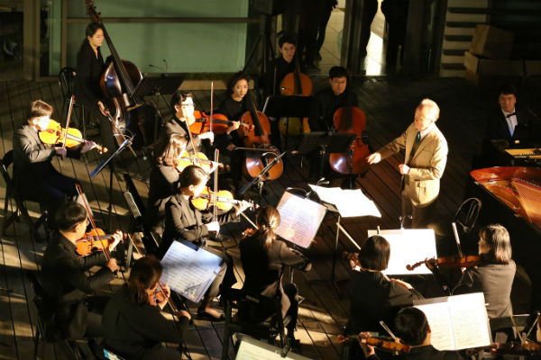 2017 자문밖 문화축제에서 금난새와 오케스트라가 공연하고 있다