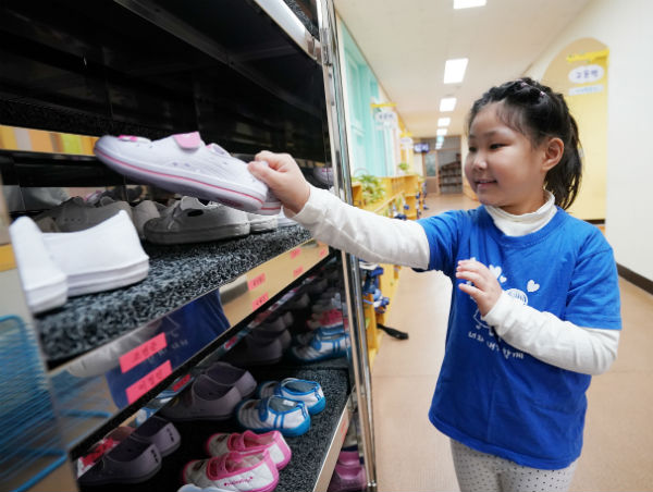 어린이가 전동초 병설유치원에 설치한 신발소독기를 이용하고 있다