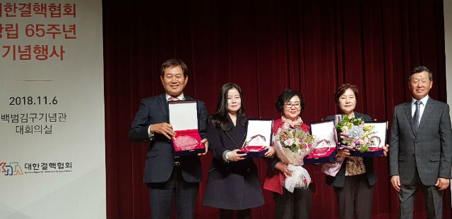 성백진 전 서울시의회 의장직무대행(맨 왼쪽)이 복집사 대상을 수상하고 기념 촬영을 하고 잇다