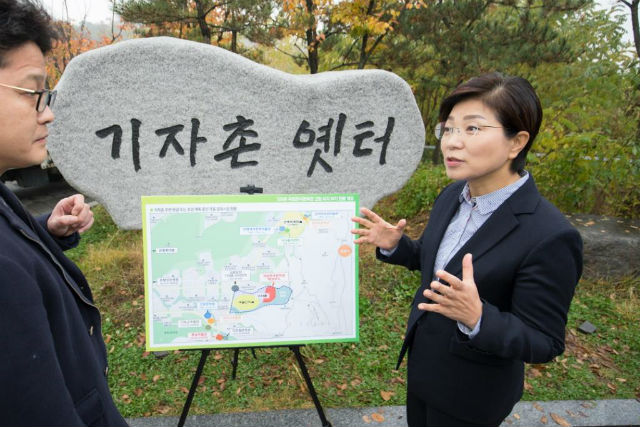 김미경 구청장이 은평구 진관동 옛 기자촌 부지를 찾아 한국문학관 건립 배경에 대해 논의하고 있다