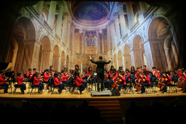 '서대문구 꿈나무 오케스트라' 단원 50여 명이서대문문화체육회관 대극장에서 연주를 하고있다