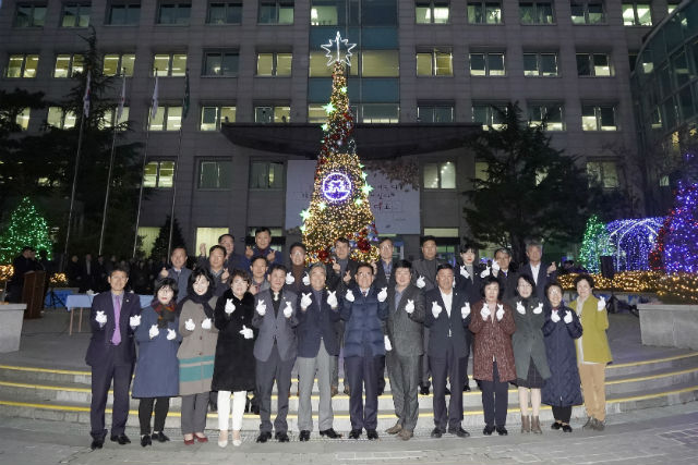 동대문구청 앞 광장에서 열린 ‘크리스마스 트리 점등식’에서 유덕열 동대문구청장(앞줄 가운데)과 구의원을 비롯한 참석자들이 기념사진을 촬영하고 있다