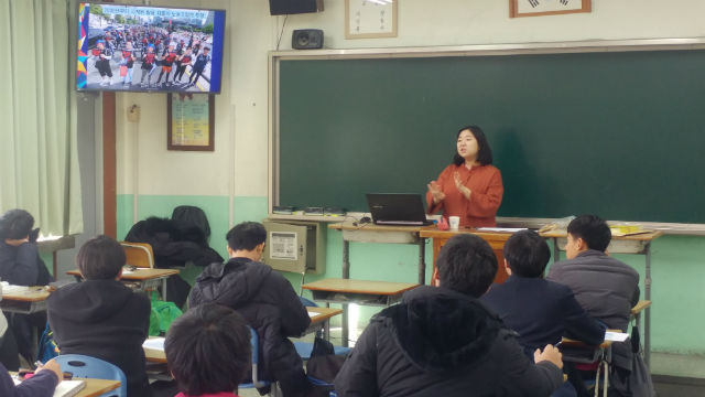 강동구가 학생들을 대상으로 '찾아가는 노동인권교실'을 운영하고 있다