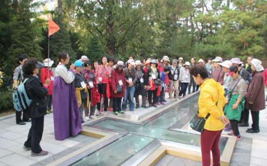 관람객들이 양화진 외국인선교사묘원을 탐방하고 있다