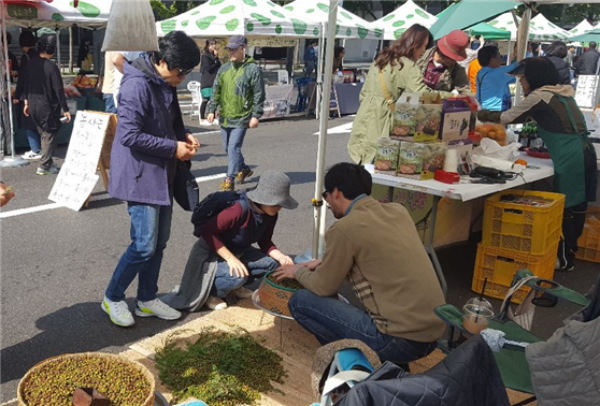 '서울시 농부의 시장'이 도농상생을 위해 전국 농가들이 각종 농축수산물을 판매하고 있다