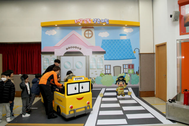 서울시가 차량에 갇혔을 때 아이 스스로 생존법 익히는 체험장을 양천소방서 내에 국내 최초로 설치 운영하고 있다