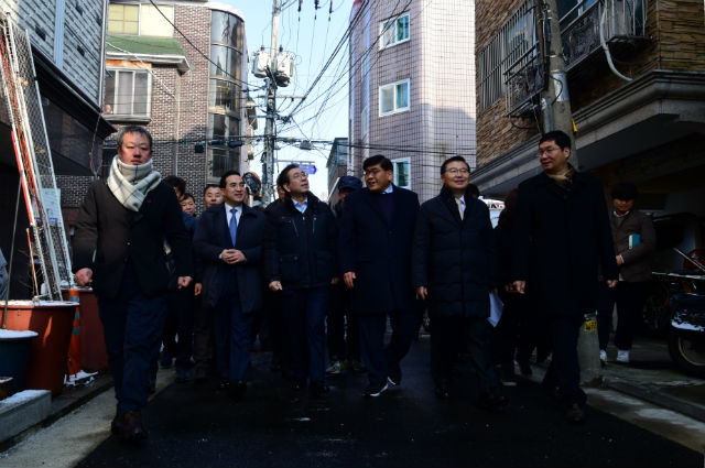 류 구청장이 박 시장, 박홍근 국회의원, 지역주민과 도시재생 희망지로 선정된 중화동 지역을 둘러보고 있다