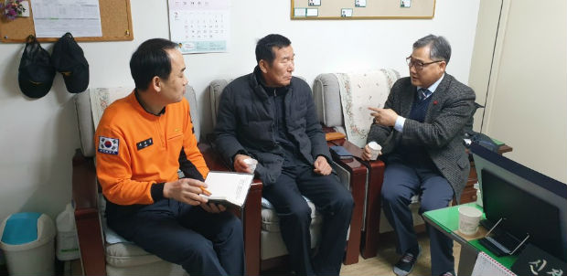 신정119센터를 방문한 오진환 부의장(오른쪽)