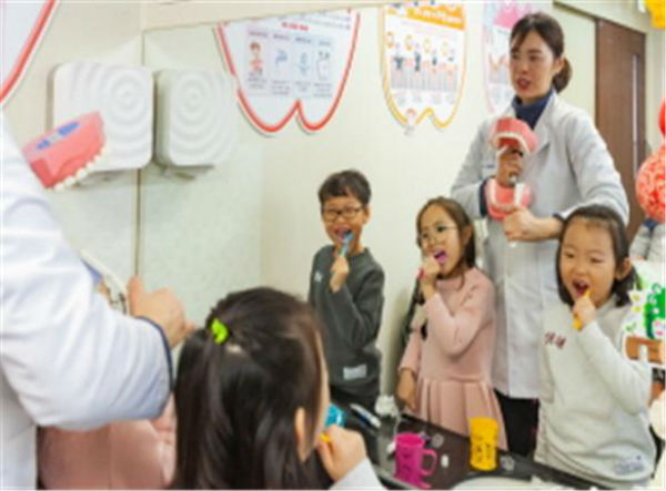‘겨울방학 구강건강 체험교실’에  참여한 어린이들이 올바른 방법으로 양치질하는 모습
