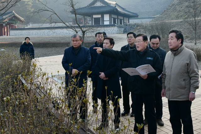 김석환 군수(오른쪽 2번째)가 김좌진 장군 생가지 주변 정비 사업을 설명하고 있다. (맨 오른쪽 이낙연 총리) 
