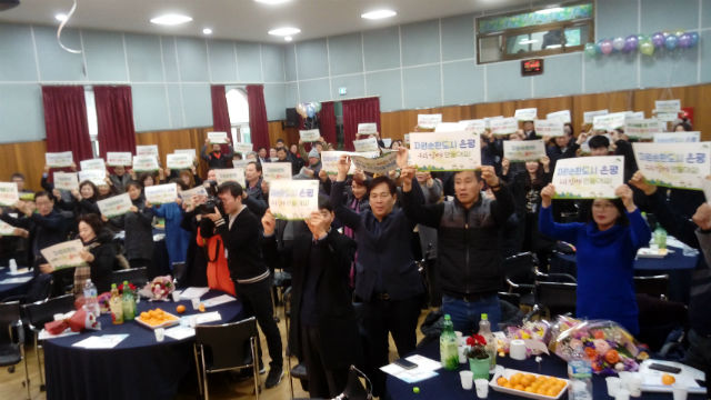 응암1동 행사장에 참가한 주민들이 '자원순환도시 은평' 피켓을 들고 동참을 지지하고 있다   김수연 기자 사진