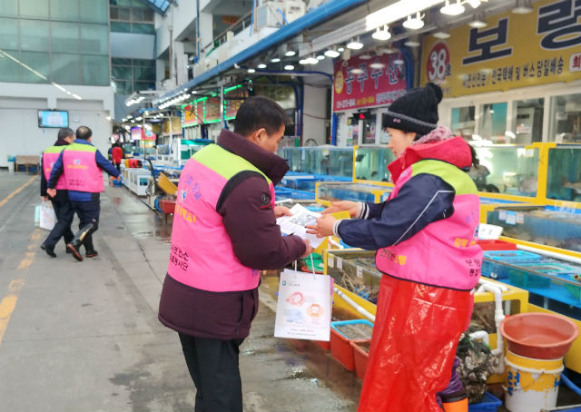 보령시 보건소가 시장 상인들을 대상으로 식중독 예방 캠페인을 펼치고 있다