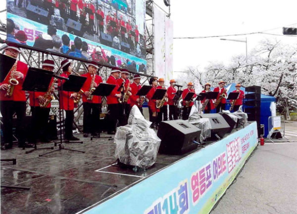 영등포 여의도 봄꽃축제 무대에 선 '색소폰 동호회' 활동 모습
