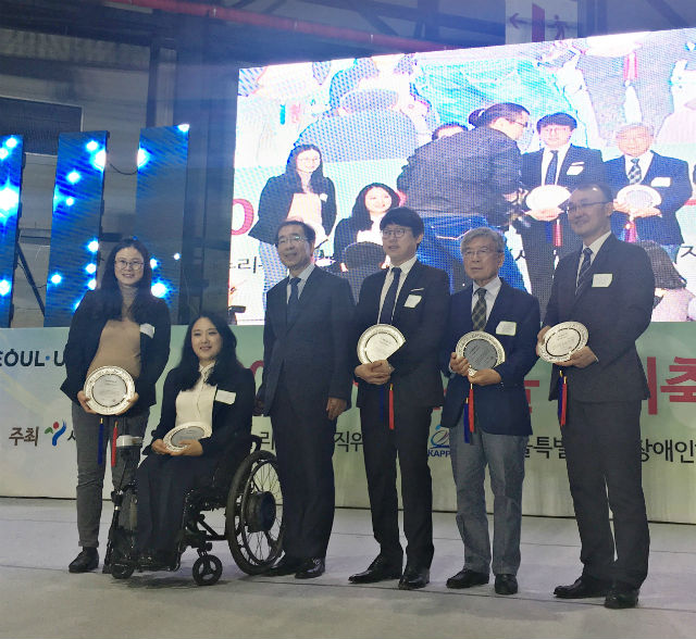 지난해 서울시 장애인인권분야 복지상 수상자들과 함께한 박원순 서울시장