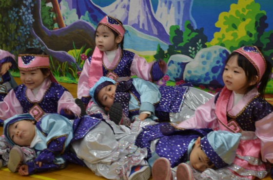 미성어린이집 에덴반, 풀잎반 원아들의 '난감하네' 합주 모습         김수연 기자 사진