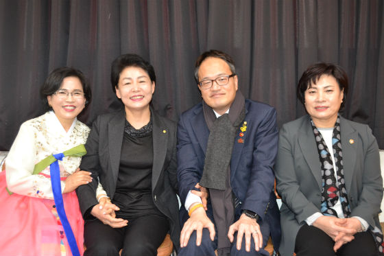 왼쪽부터 송연희 원장, 나순애 구의원, 박주민 국회의원, 이연옥 구의장