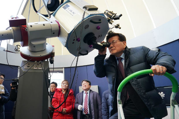 유덕열 구청장이 동대부고 동국 천문대 개관식 망원경으로 화성을 관측하고 있다