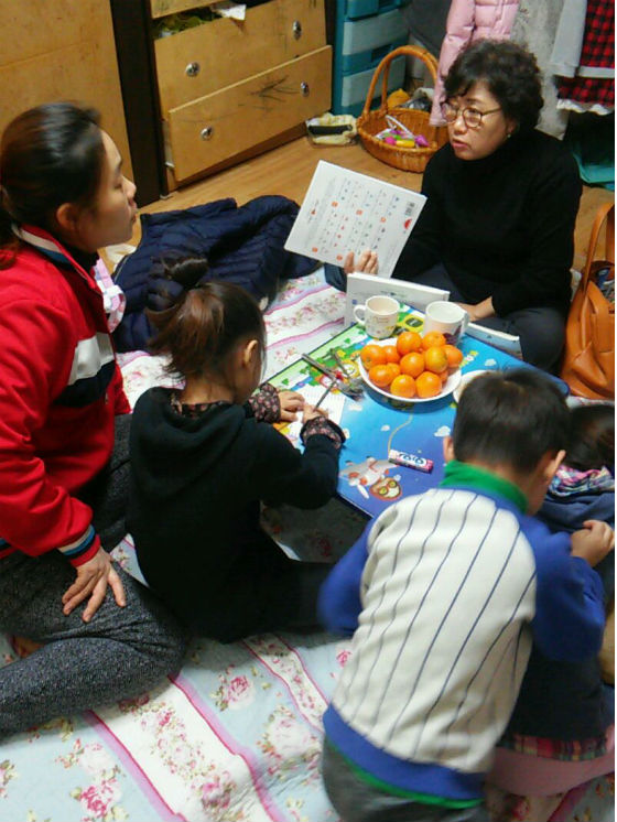 ▲  성동구 ‘꿈아 날자’ 파견 강사가 대상아동 가정을 방문해 학습지도를 하고 있다
