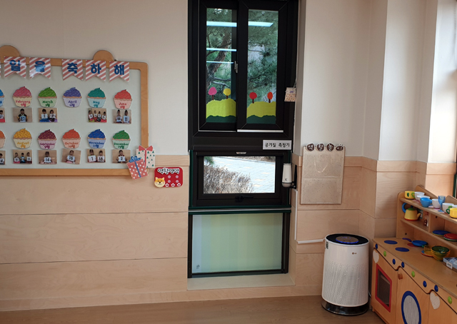 어린이집 실내공기 측정기 설치 모습
