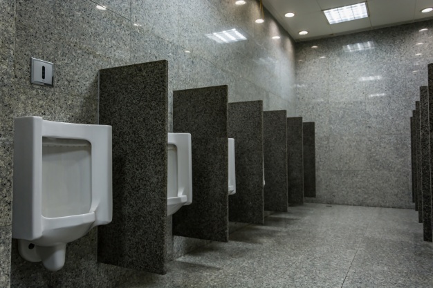 남성 화장실에 설치된 가림막(기사 내용과 무관)