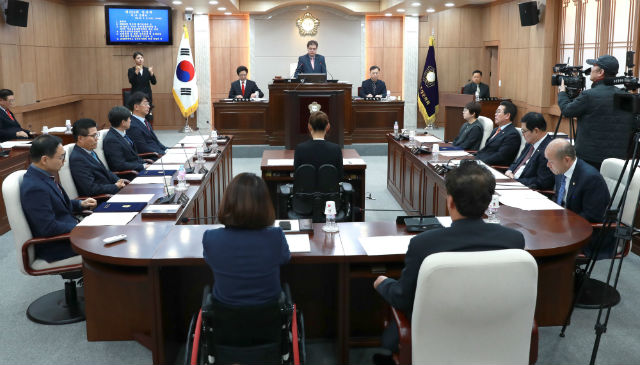 홍성군의회 제258회 임시회 개회식 모습. (사진 가운데 김헌수 의장)